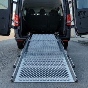Rampa de entrada de los coches y plataformas de cargo